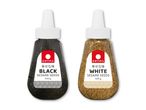 To flasker med sorte og hvide sesamfrø, 100 g hver, med japansk tekst og et mønster.