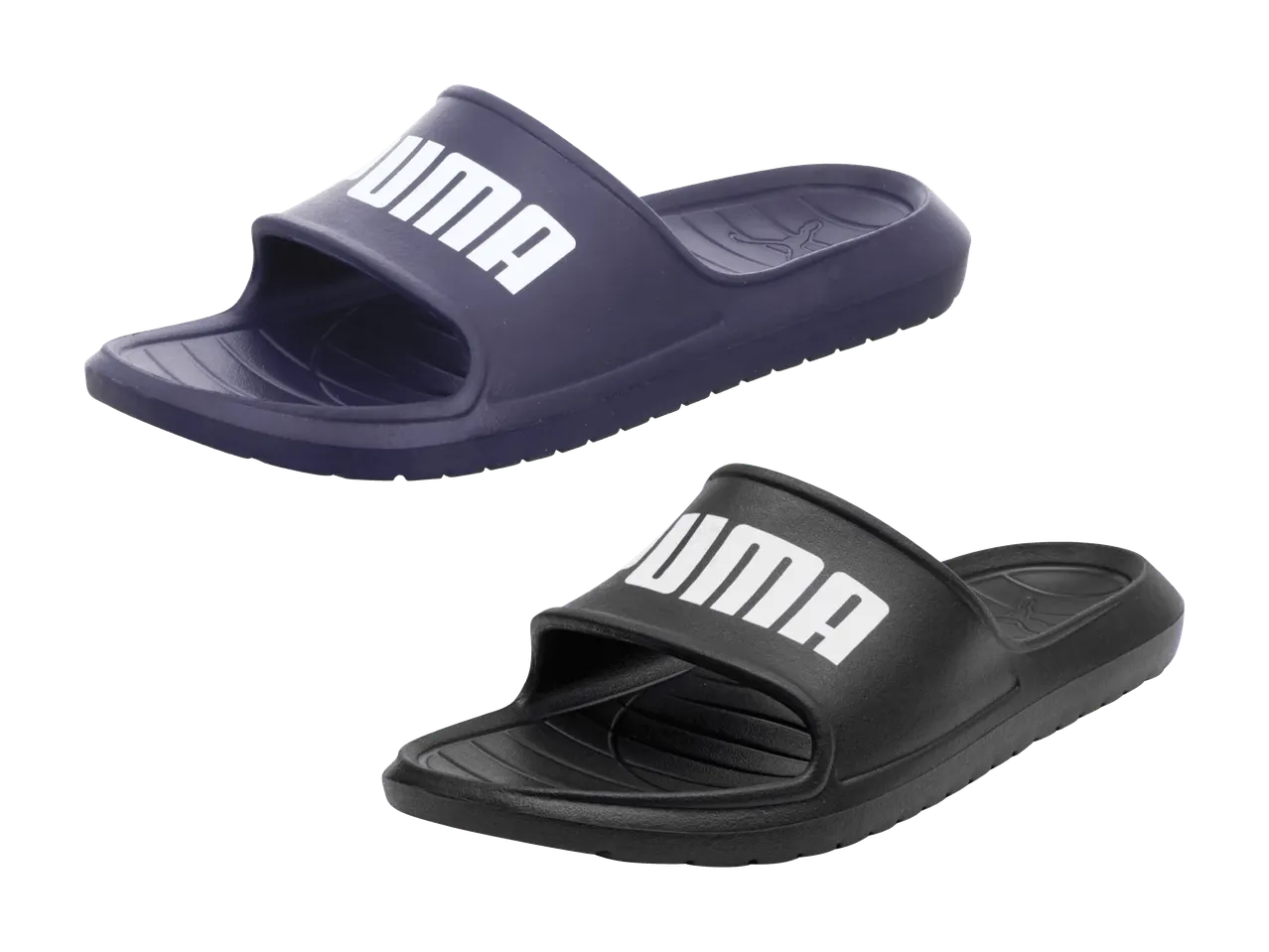 Zwei Paar Badesandalen, eines in Dunkelblau und eines in Schwarz, mit weißem Logo.