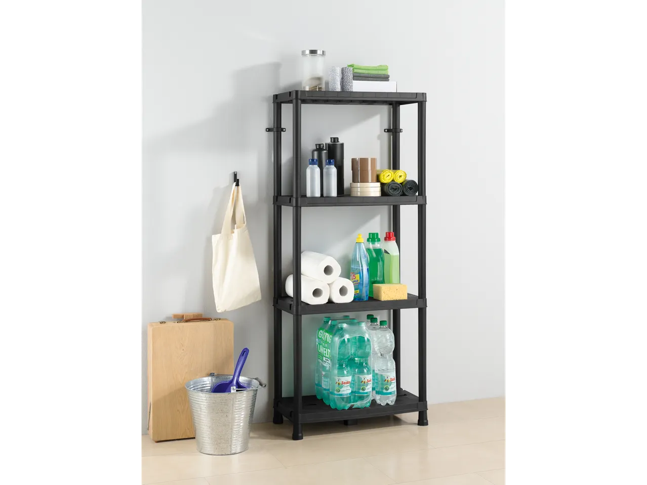 Rafturi din plastic negru cu produse de curățenie și alte articole.