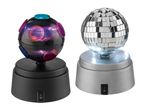 Zwei Diskokugeln, eine mit bunten Lichtern und die andere mit Spiegelflächen, auf weißen Sockeln.