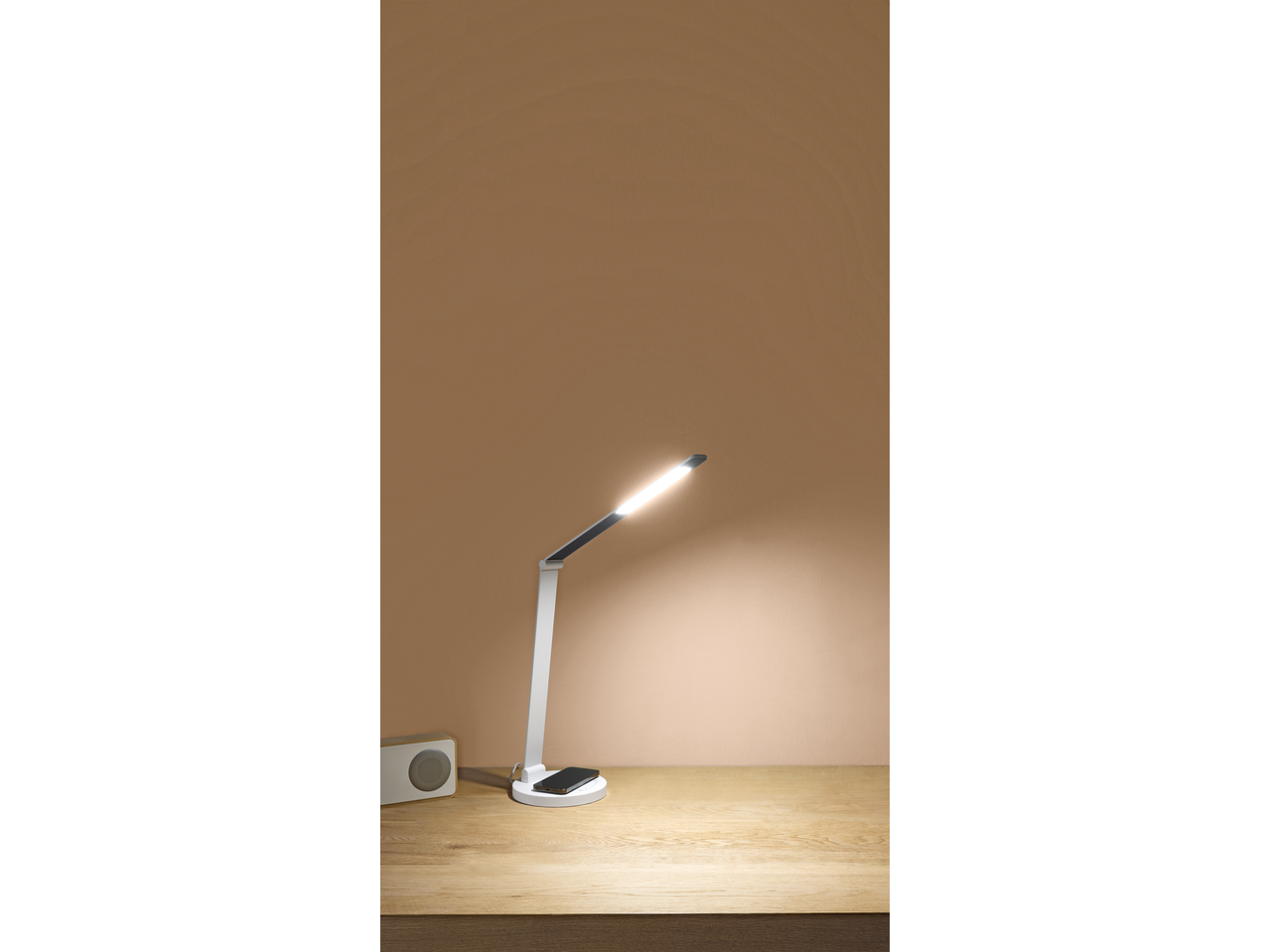LIVARNO HOME LED-Tischleuchte mit Telefonladefunktion auf einem Holzschreibtisch