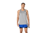 Homem com t-shirt sem mangas CRIVIT e calções, a segurar uma garrafa de água.