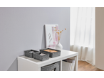 Cestos de arrumação em feltro W5 numa prateleira branca com decoração.