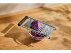 Ralador multifuncional SILVERCREST com repolho roxo sobre uma mesa de madeira.