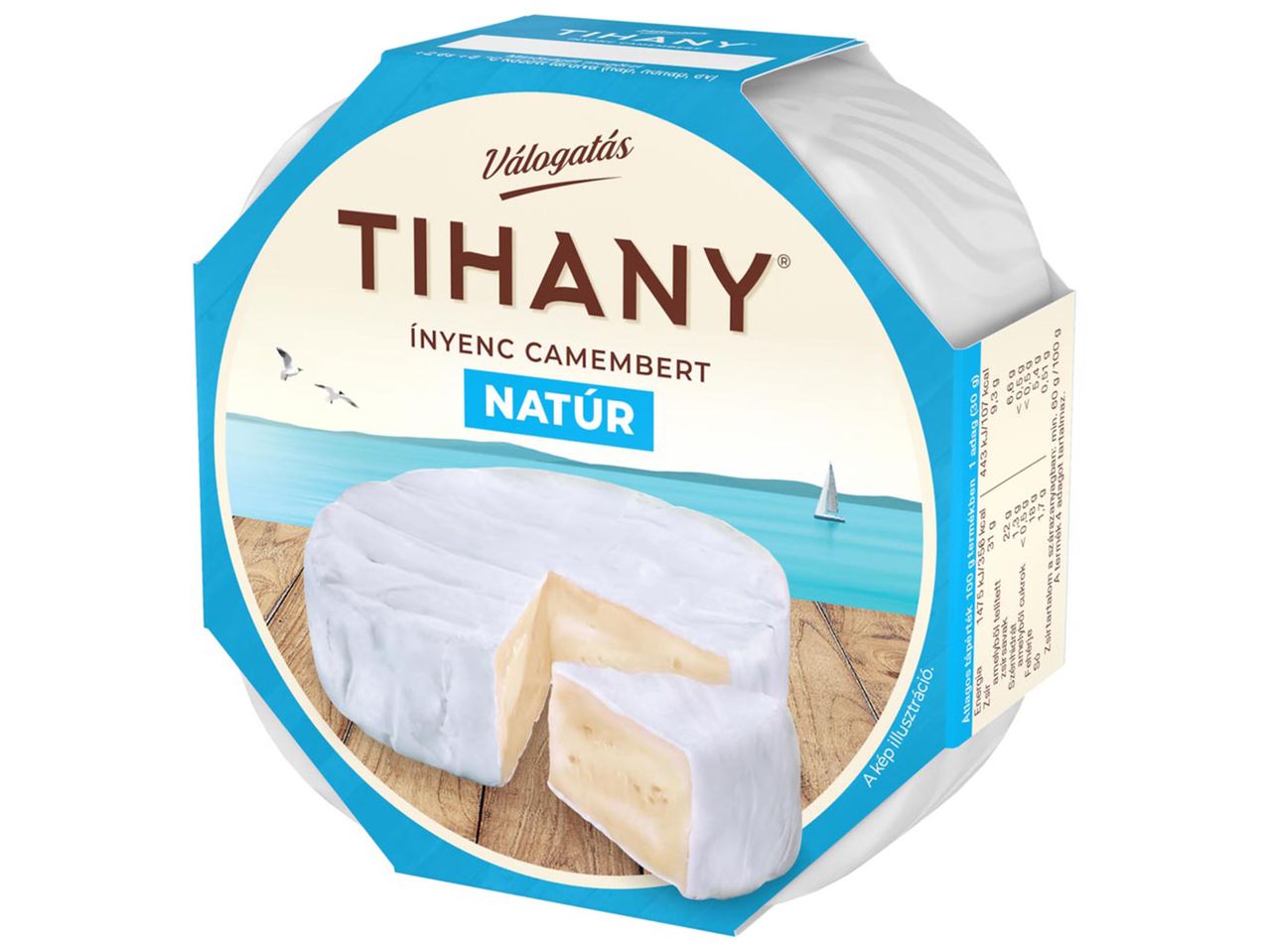 Tihany Ínyenc Camembert Natúr sajt csomagolása, szeletelt sajttal és tengerparti háttérrel.