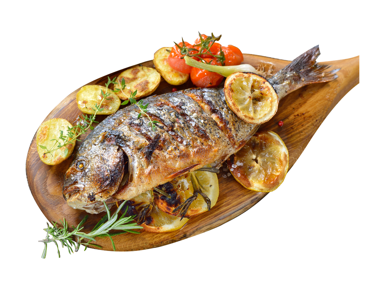 Gegrillter Fisch mit Kartoffeln, Zitrone und Kräutern auf einem Holzbrett.