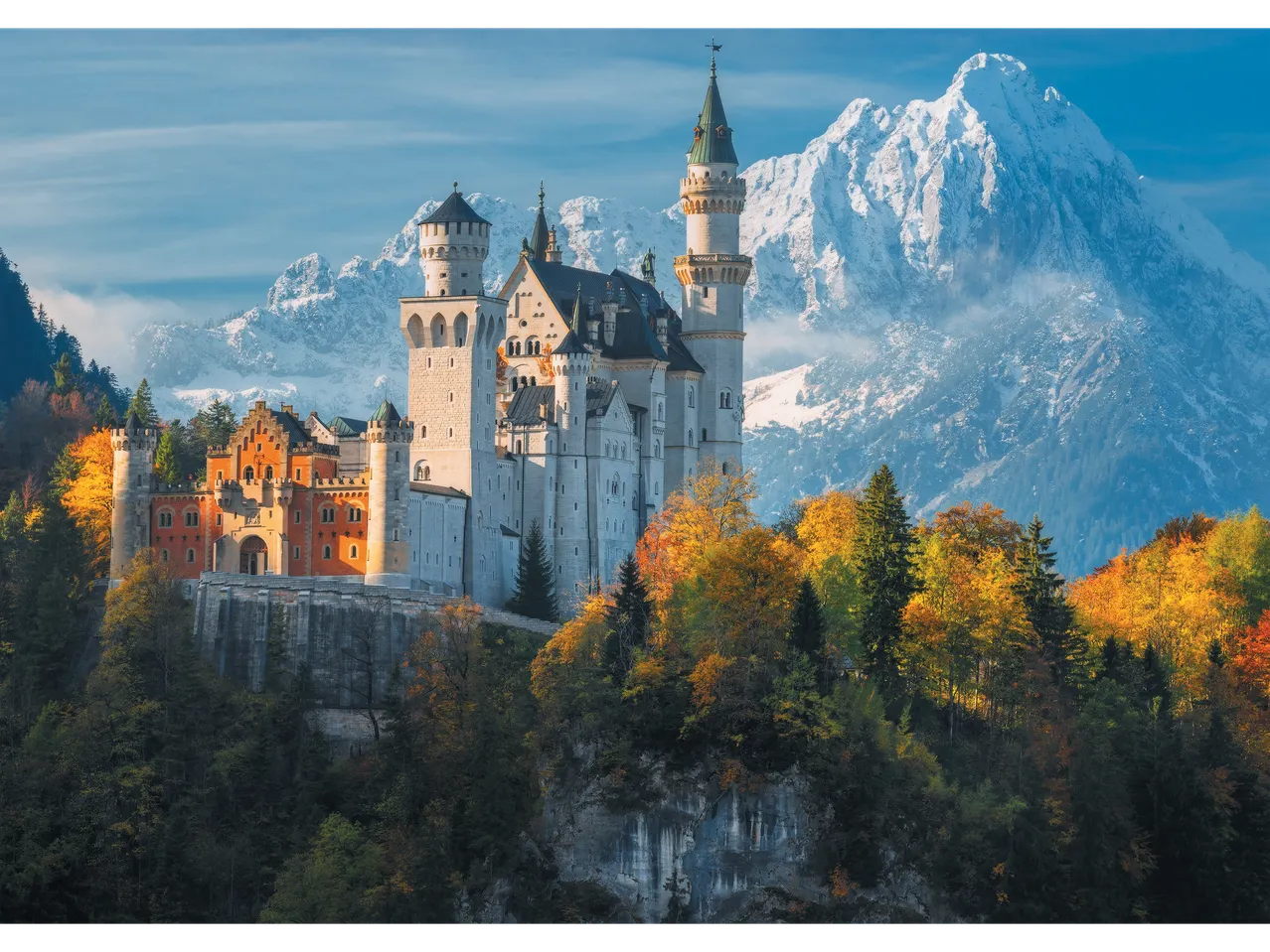Neišvānšteinas pils ar sniegotiem kalniem un rudens kokiem, ideāli piemērota Lupilu puzlēm.