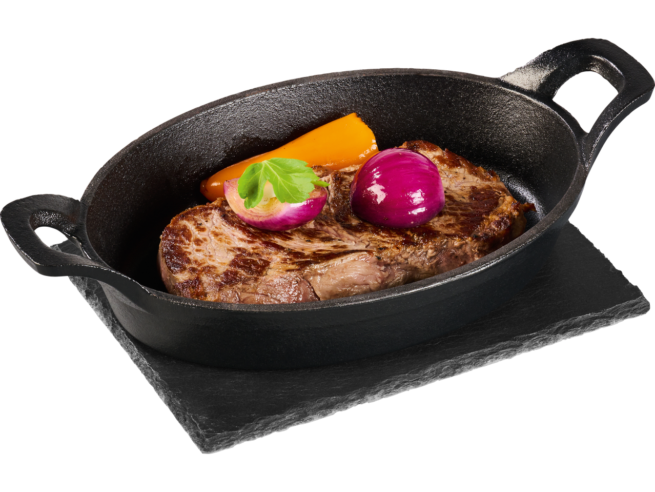 Steik malmpannil paprika ja punase sibulaga, serveeritud kiltkiviplaadil.