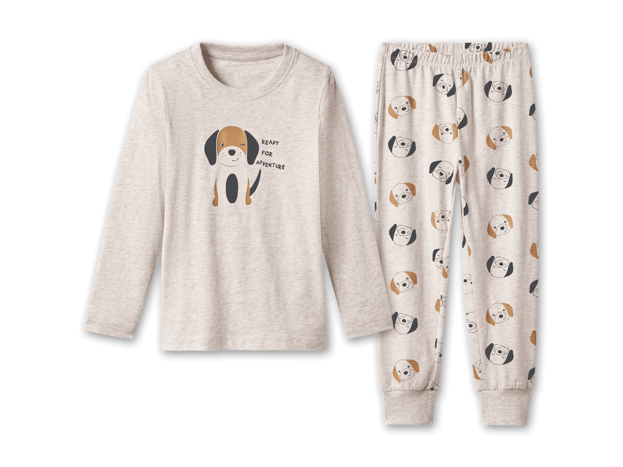 Beiger Pyjama mit Hundemotiv und der Aufschrift „Ready for Adventure“.