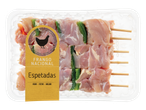 Espetos de frango com pimentões em bandeja de plástico.