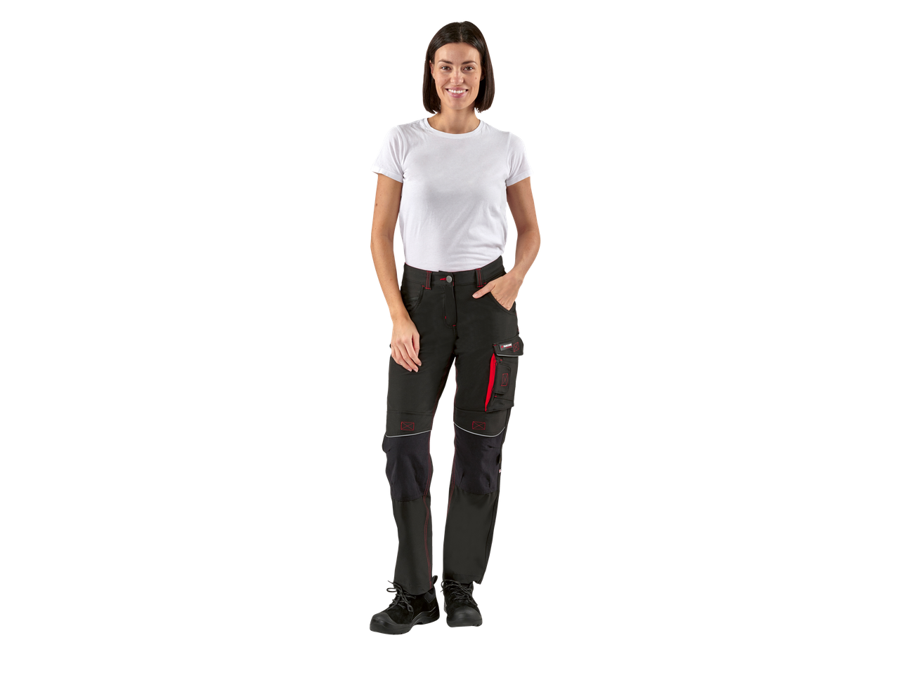 Mulher sorrindo vestindo camiseta branca e calça de trabalho preta.