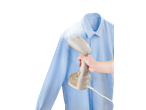 Mão segura o vaporizador Silvercrest® Ångborste, passando a ferro uma camisa azul.