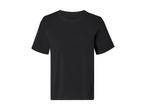 En sort T-shirt med korte ærmer og rund hals.