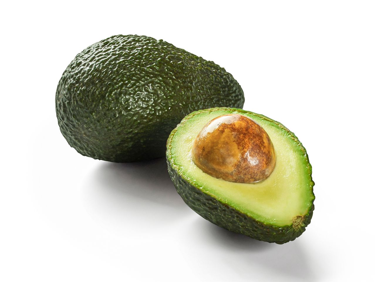 Avocado: ganz und halbiert.