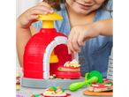 Criança a brincar com o conjunto de pizza PLAY-DOH® Modellervoks.