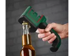 Uma mão abre uma garrafa de cerveja com um abridor verde.