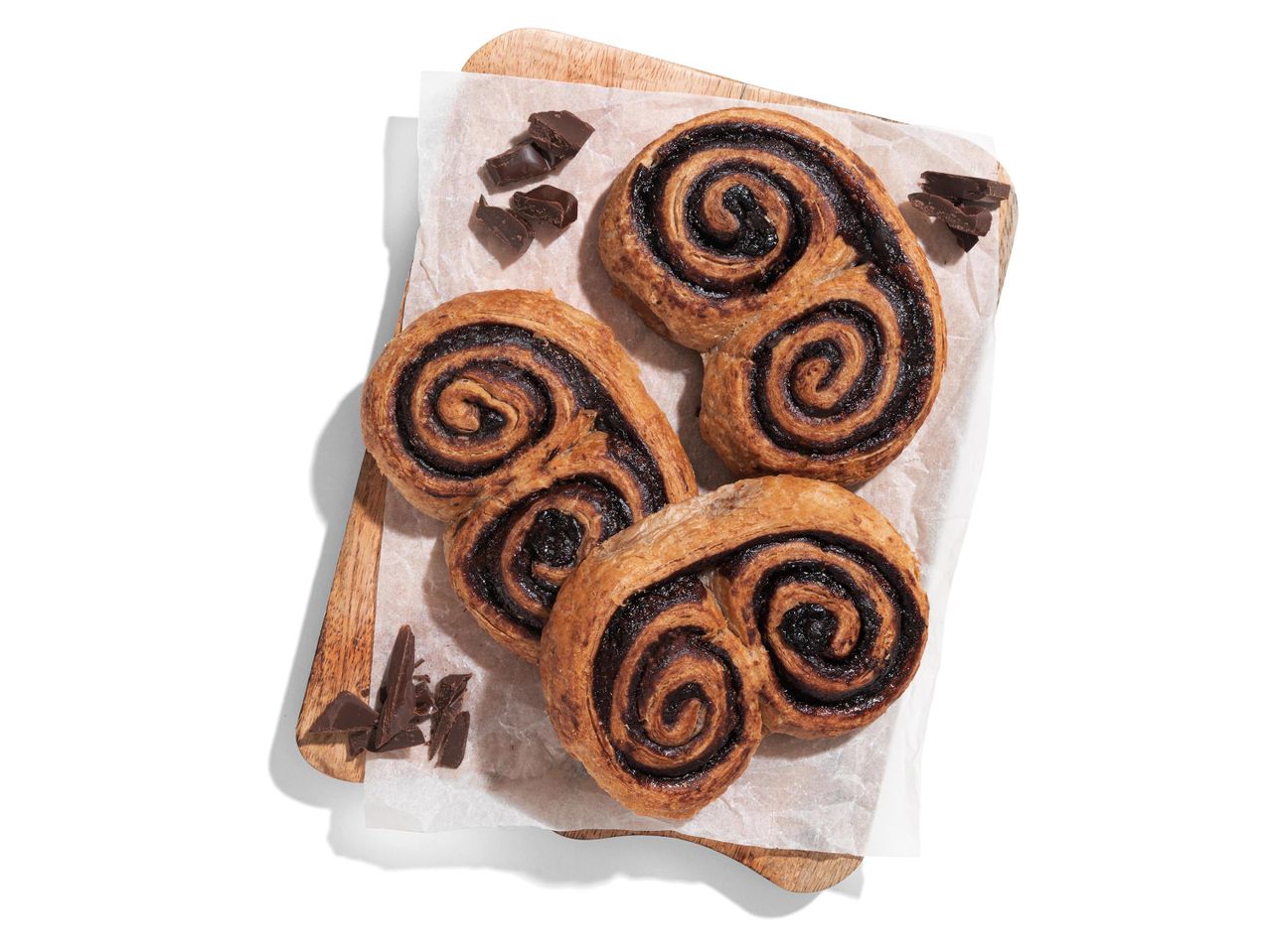 Szív alakú csokoládés sütemények fa deszkán.