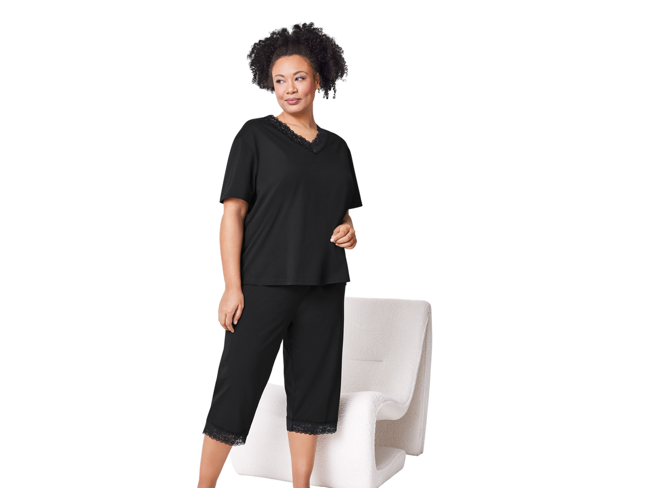 Жена у црној пиџами са чипком.