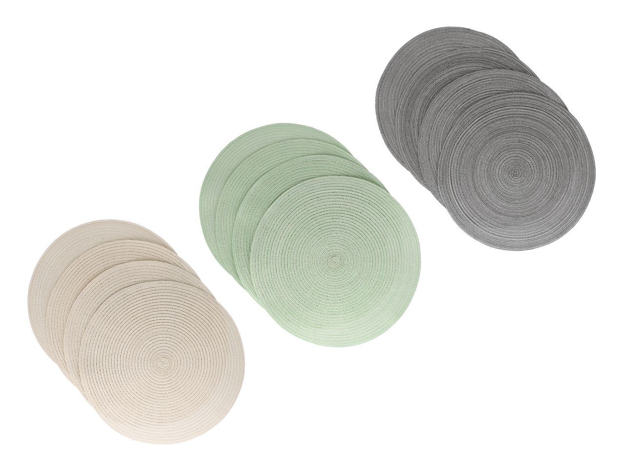 Drei Stapel runder Tischsets in Beige, Hellgrün und Grau.