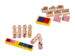 Zwei Sets von Holzstempeln mit Tier- und Blumenmotiven und farbigen Stempelkissen.