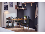 Candeeiro de pé LIVARNO LED ilumina uma área de jantar com mesa de madeira e cadeiras pretas.