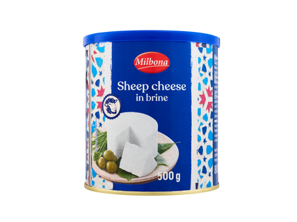 Brânză de oaie Milbona în saramură, 500g, cu măsline și ierburi pe o farfurie