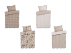 Vier Bettwäsche-Sets in Beige und Braun, mit Karos, Blumen und geometrischen Mustern.