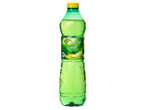 Een groene Freeway IJs thee Green Citroen fles op een zwarte achtergrond.