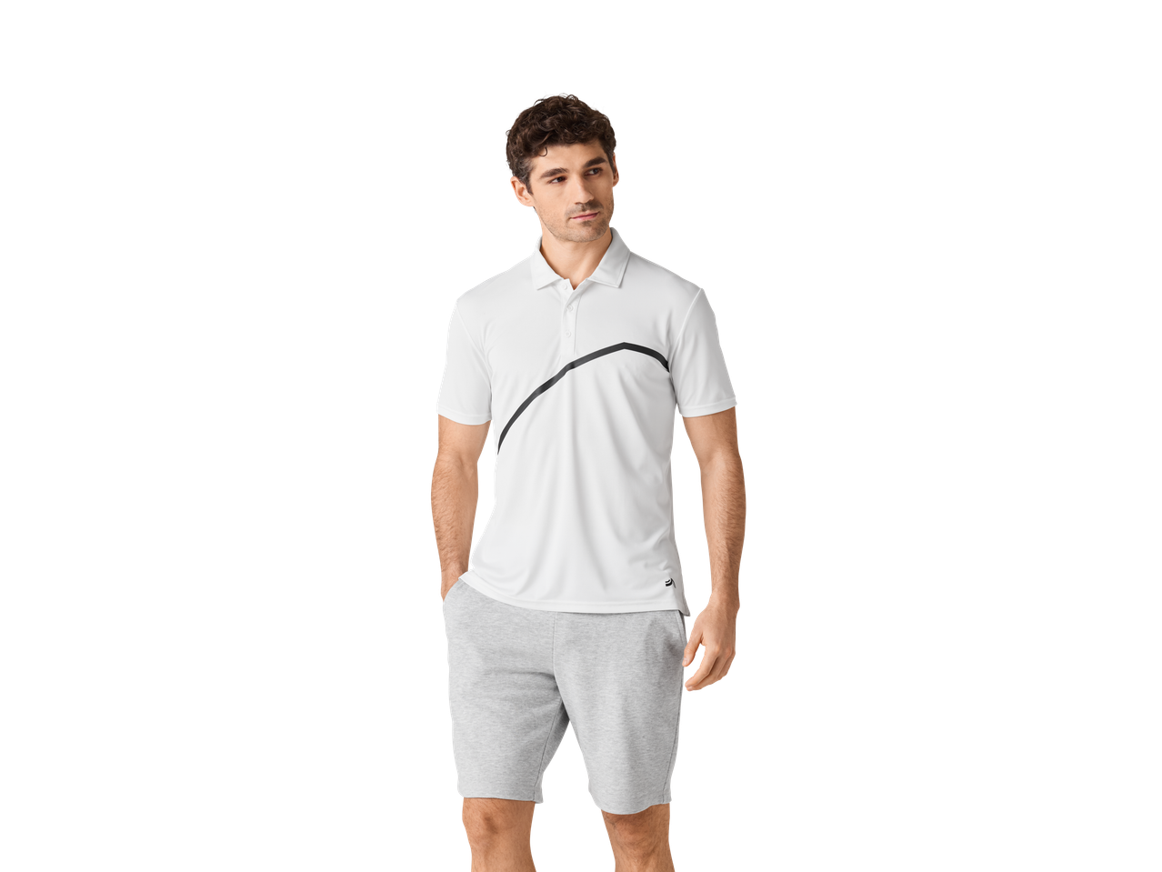 Man draagt witte polo en grijze shorts.