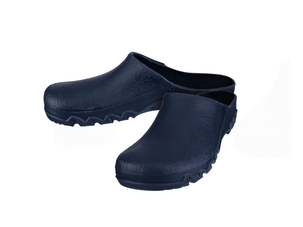 Un paio di clogs da giardino blu scuro con suola sagomata su sfondo bianco.