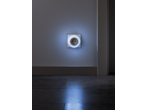 Lâmpada noturna LED LIVARNO numa tomada, projetando um brilho suave no chão.