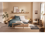 Quarto moderno com cama, roupa de cama LIVARNO home e decoração minimalista.