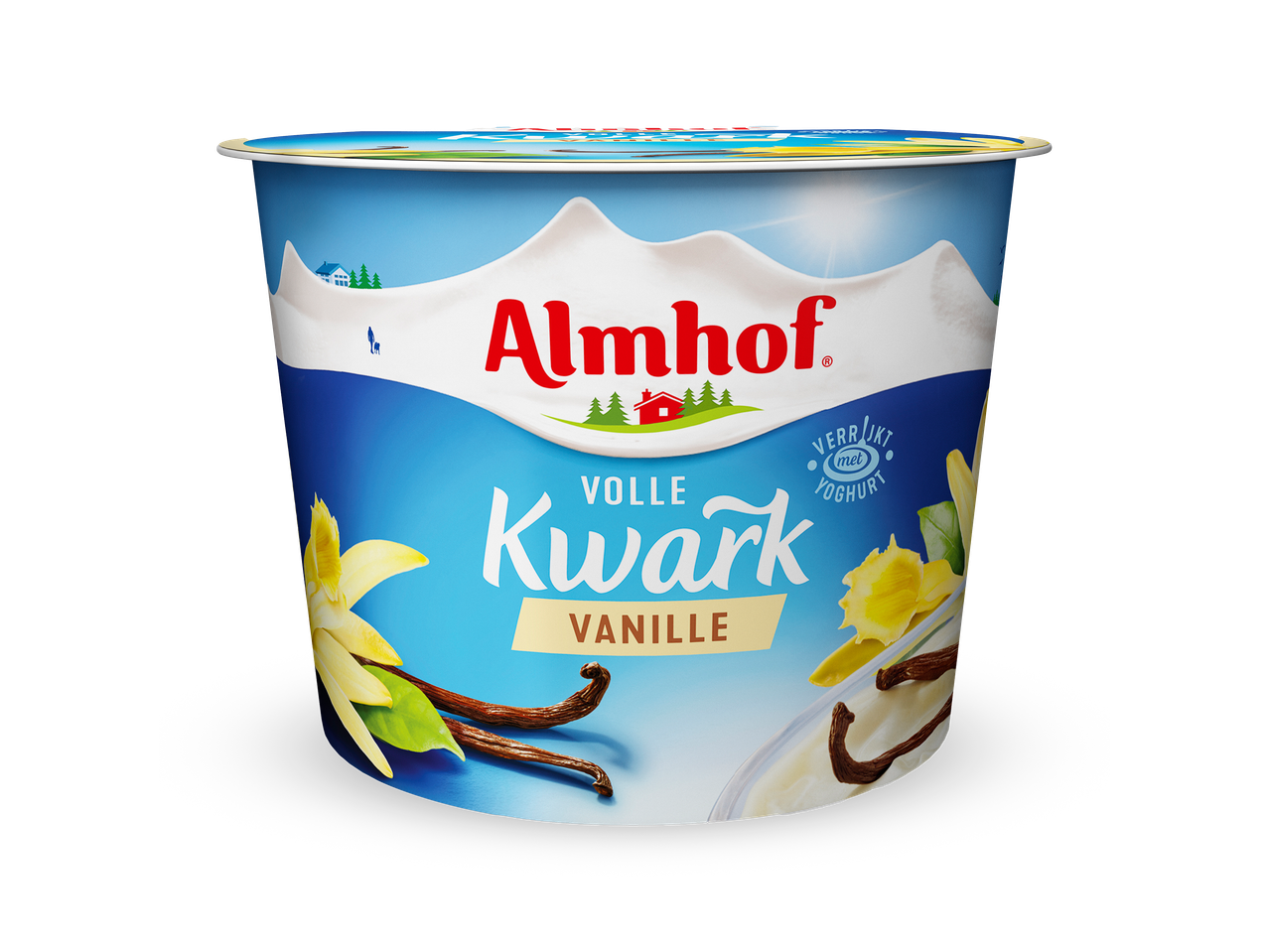 Vanille kwark in een blauwe beker met bergen en vanillebloemen.