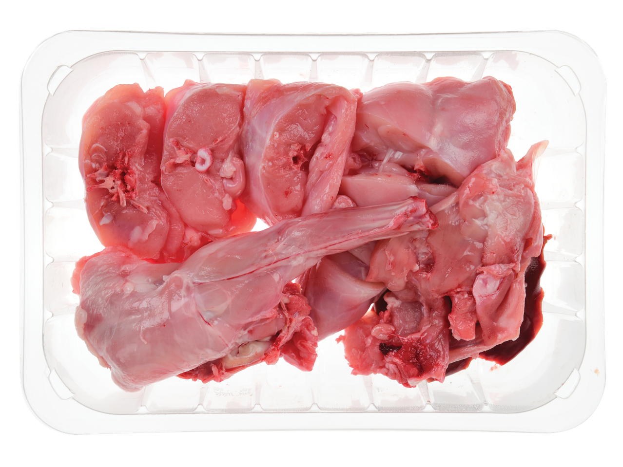 Carne de coelho crua e desossada em uma bandeja de plástico transparente.