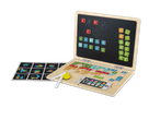Lernspielzeug-Set mit Kreidetafel, Magnetbuchstaben, Zahlen und Rechenzeichen, Kreide und Schwamm.