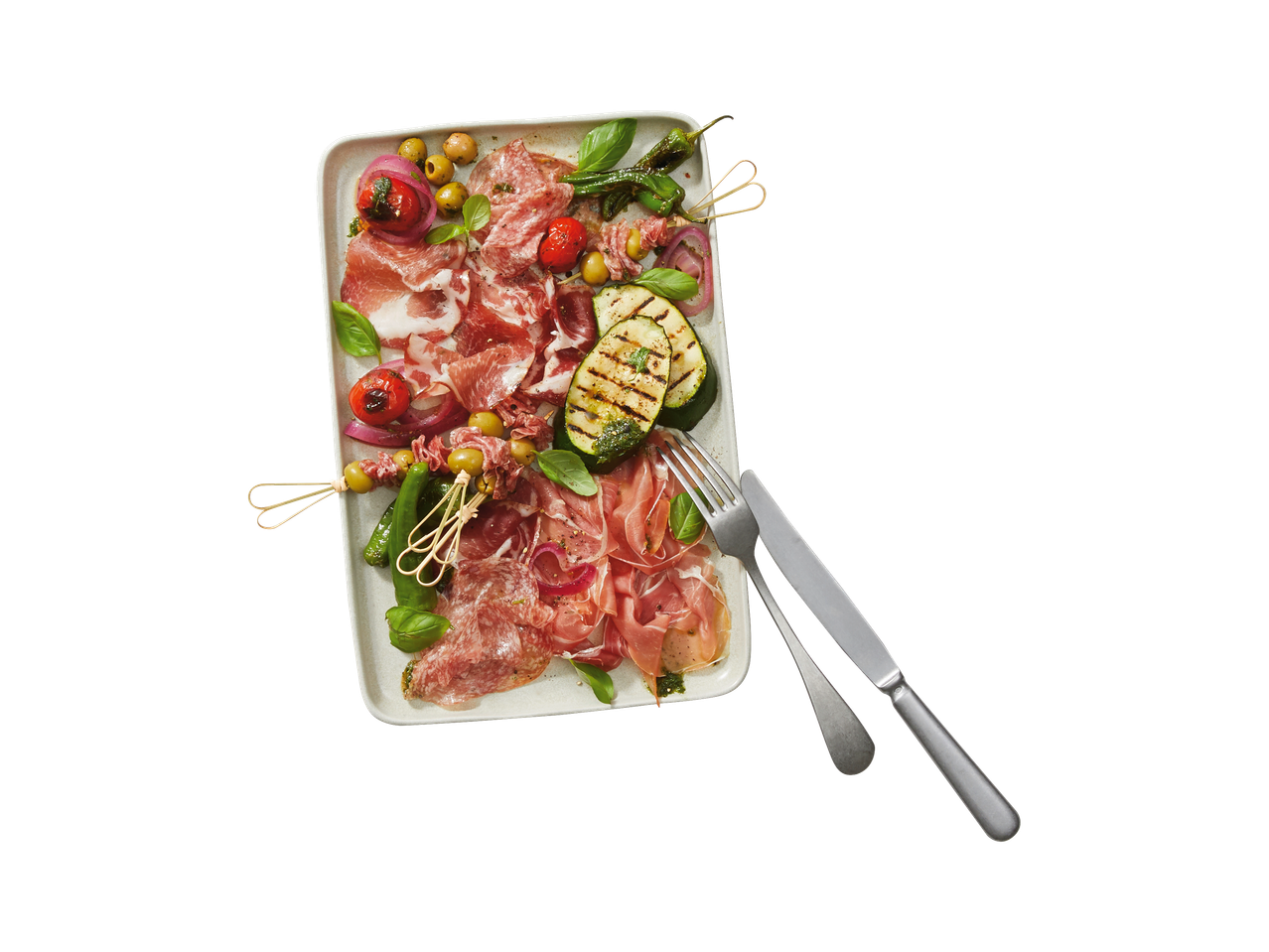 Prosciutto, salami en gegrilde groenten op een schaal.