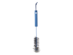 Uma escova de garrafa azul com cerdas de metal