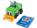 Figura PAW PATROL Rocky com veículo de reciclagem verde e etiqueta.