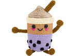 Peluche de chá boba em croché com rosto sorridente, braços e pernas.