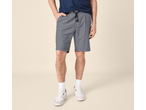 Bermudas cinzentas ESMARA MEN com cordão, combinadas com uma t-shirt azul escura e sapatilhas brancas.