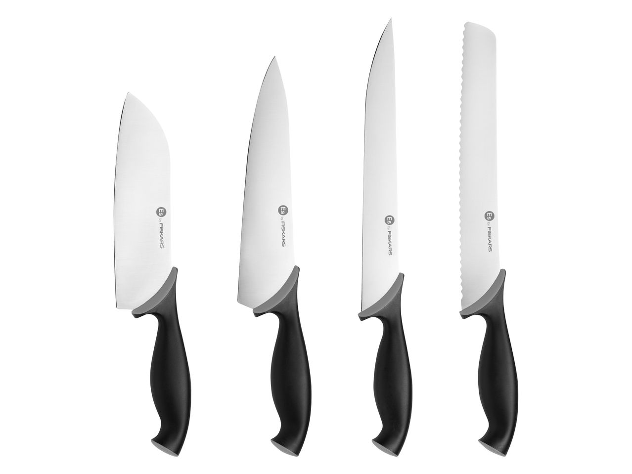 Vier Fiskars Messer mit schwarzen Griffen, darunter ein Brotmesser und Kochmesser.