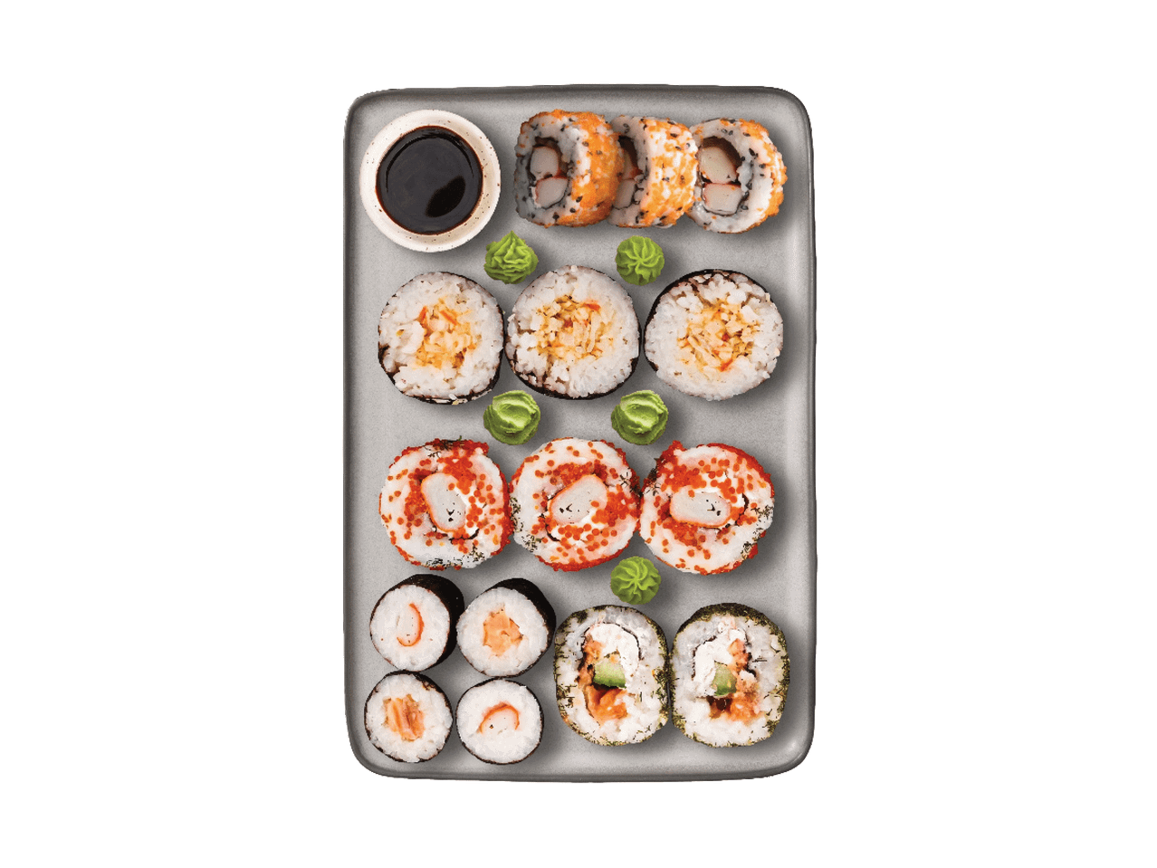 Valik sushirulle, sealhulgas California rullid, maki rullid ja uramaki rullid, serveeritud sojakastme ja wasabiga.