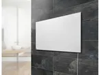 Fehér fűtőpanel sötét, texturált falon, fürdőszobai környezetben.