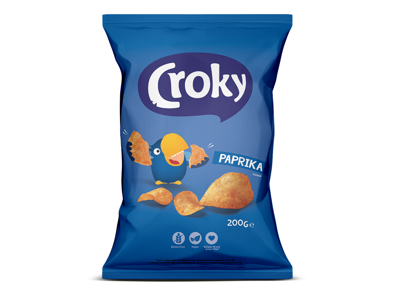 Een blauwe zak paprikachips met een afbeelding van een vogel en losse chips.