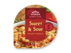 Vitasia kinesisk inspireret Sweet & Sour instant nudler (57g), klar på 5 minutter.