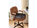 Almofada de assento LIVARNO de espuma de poliuretano numa cadeira de escritório castanha.