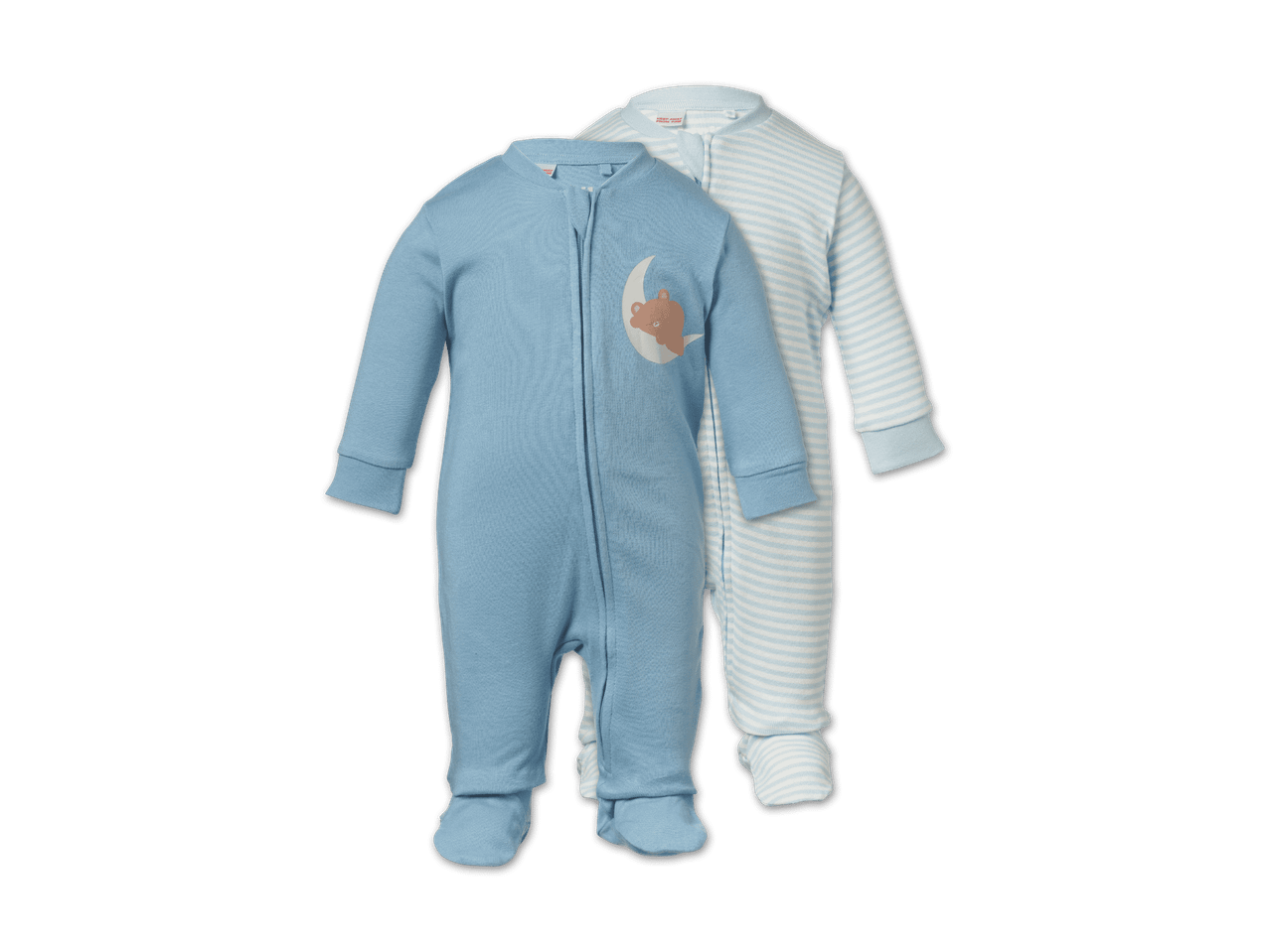 Zwei Baby-Schlafanzüge, einer hellblau mit Bärenmotiv auf dem Mond, der andere hellblau gestreift.