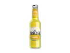 En gul flaske med ananas-smag, mærket 'Breezer Sweet Pineapple'.