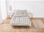 Lenjerie de pat din microfibră satinată LIVARNO home cu model în carouri, pe un pat într-un dormitor luminos.