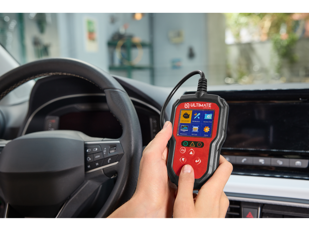 Persoană utilizând dispozitivul de diagnosticare ULTIMATE SPEED® OBD 2 într-o mașină.